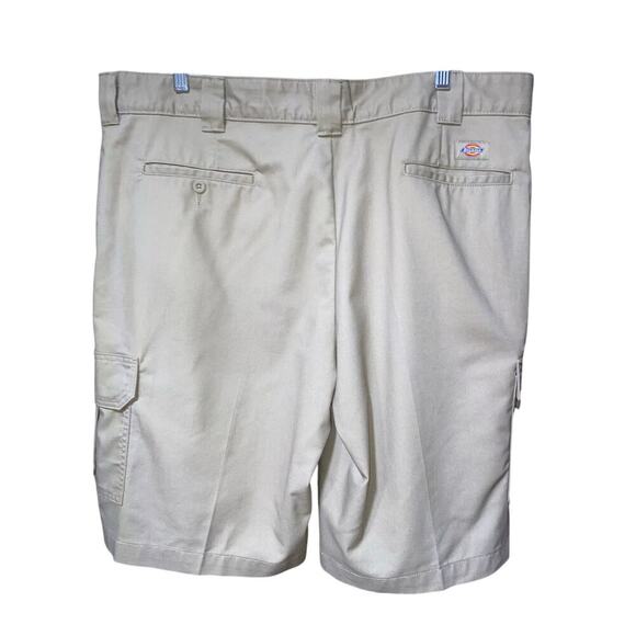 Dickies Tan cargo shorts 5 pockets Size 44 mens - Picture 2 of 6